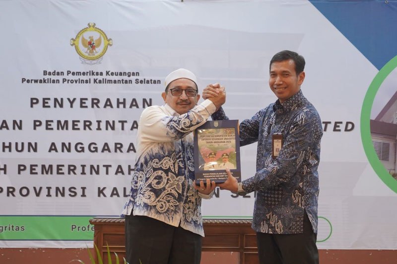 Hal 4 2 Klm Martapura Serahkan LKPD