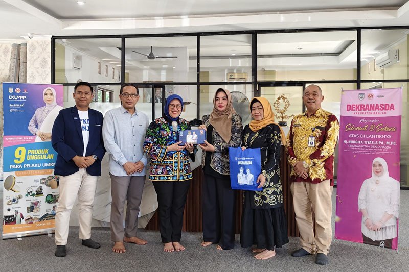 Hal 4 4 Klm Martapura Kunjungi dekranasda