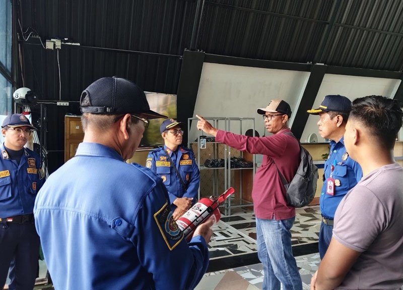 Hal 6 3 KLm Damkar Martapura Mencegah kebakaran