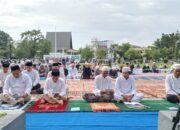 Bupati HST dan Wakil Salat Idul Fitri di Lapangan Dwiwarna Barabai