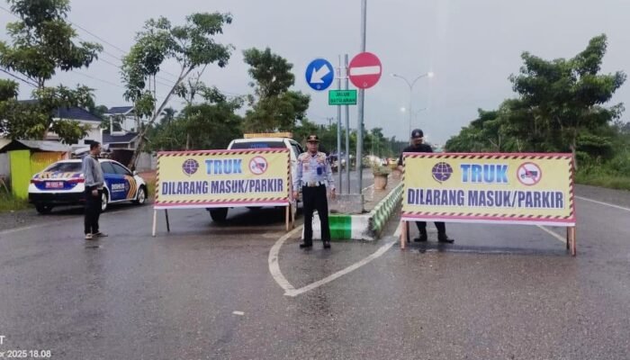 Truk Sering Parkir di Gandalika, Dishub HSS Pasang Spanduk Larangan
