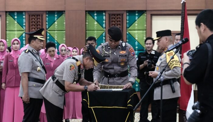 Tingkatkan Kinerja Kamtibmas, Kapolda Kalsel Lantik Pejabat Baru