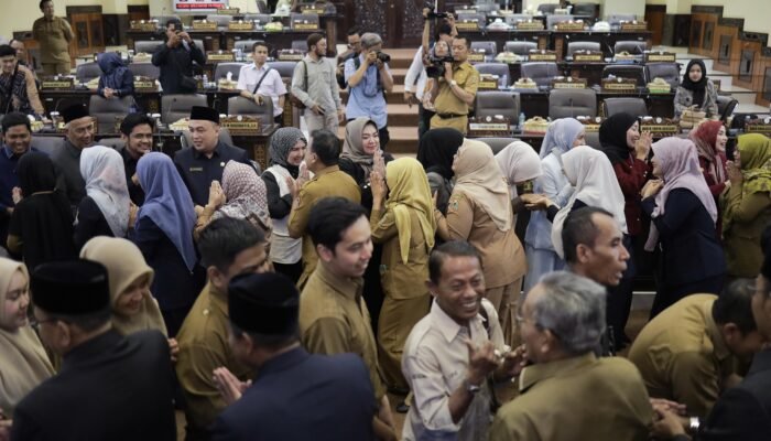 Semangat Kebersamaan Pimpinan dan Anggota DPRD, Press Room DPRD, dan Sekretariat DPRD Provinsi Kalsel Halalbihalal Idul Fitri 1446 H