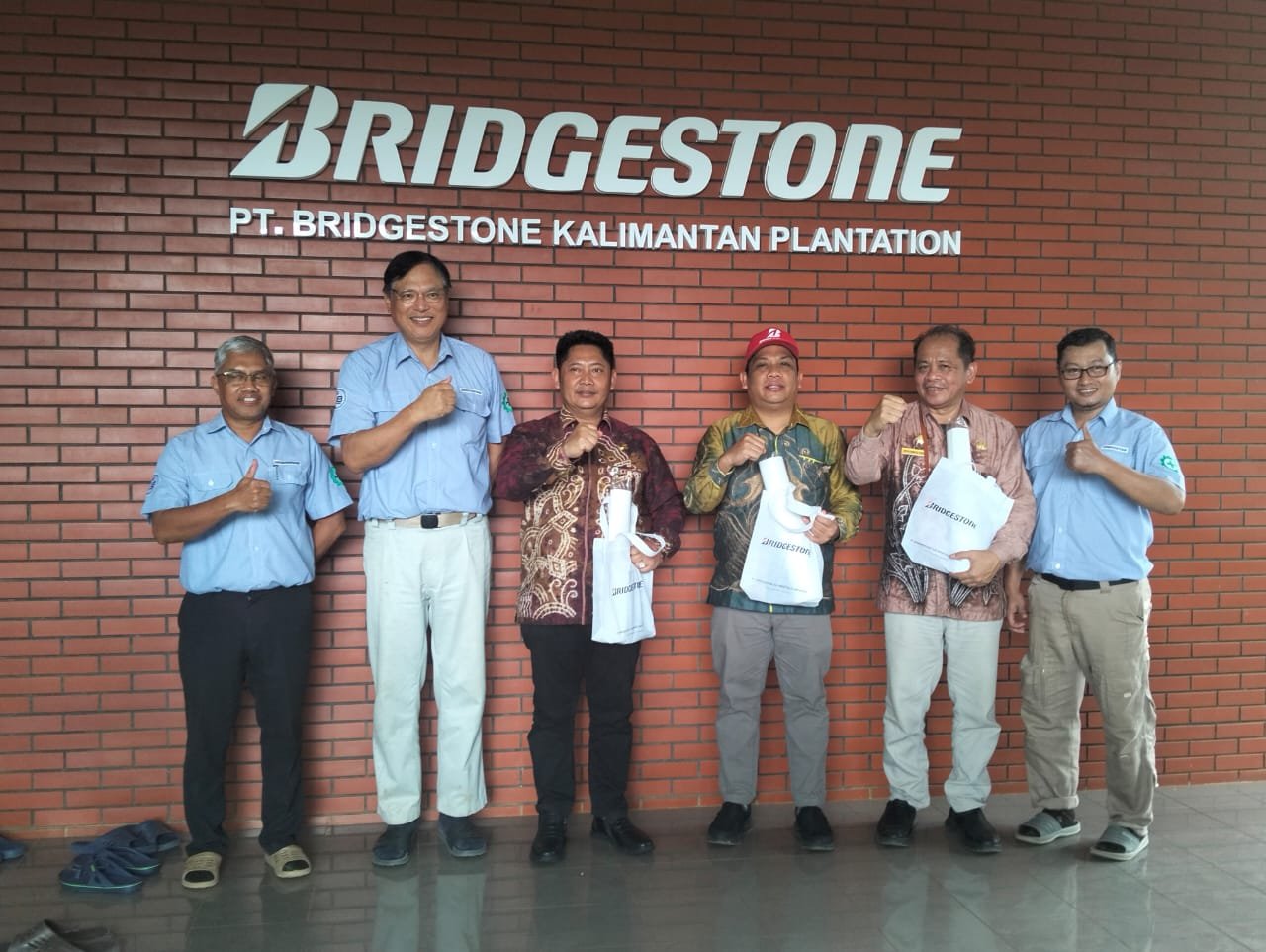 Pemkab HST MoU dengan PT Bridgestone Kalimantan Plantation 1 IMG 20250422 WA0036