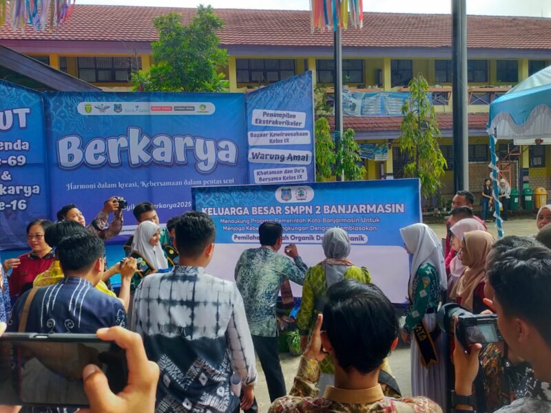 Komitmen Guru dan Siswa SMPN 2 Banjarmasin Dukung Pemko Pemilahan Sampah 1 IMG 20250424 WA0036 e1745490488463