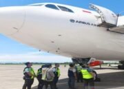 Dua Pesawat Haji Angkutan Tiba di Bandara Syamsudin Noor, Pemberangkatan Perdana 423 Orang 8 Dua Pesawat Haji Angkutan Tiba di Bandara Syamsudin Noor, Pemberangkatan Perdana 423 Orang