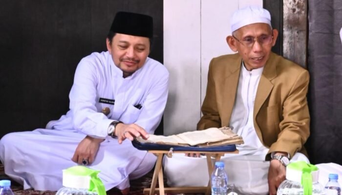 Bang Hasnur Kagumi Tulisan Tangan Datu Kelampayan di Kitab yang Diperkirakan Berusia 270 Tahun