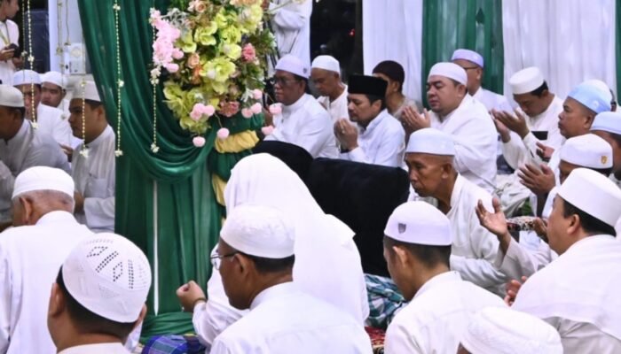 Berbaur dengan Ribuan Jemaah, Wagub Kalsel Hasnuryadi Hadiri Haul Pertama KH. Syaifuddin Zuhri