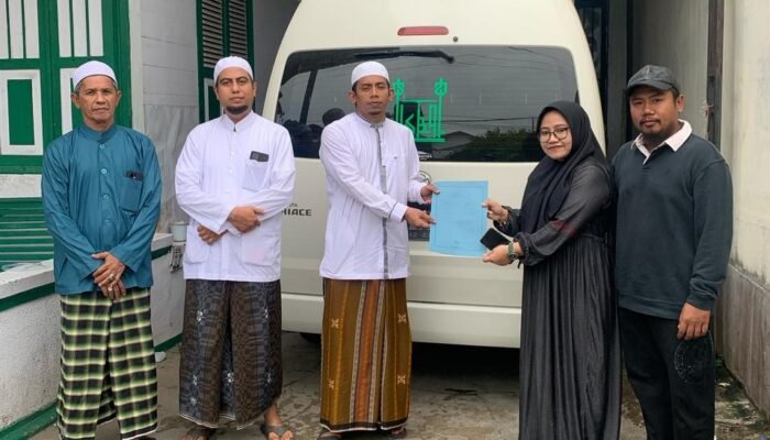 Keluarga H Abdul Latif Serahkan Mobil Operasional untuk Ponpes dan Organisasi Keagamaan di HST