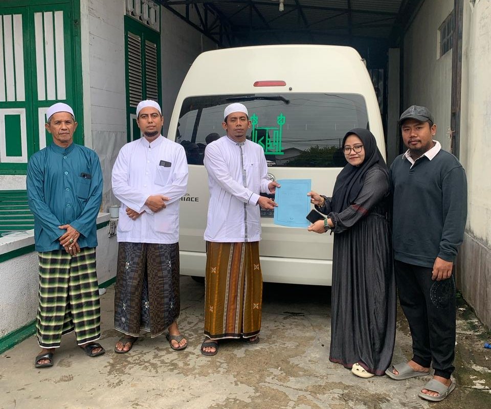 Keluarga H Abdul Latif Serahkan Mobil Operasional untuk Ponpes dan Organisasi Keagamaan di HST 1 IMG 20250422 205407