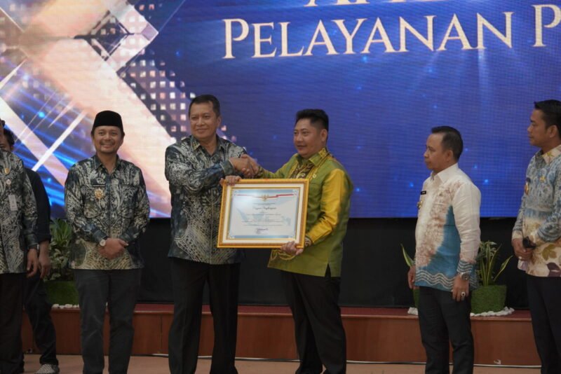 Bupati HST Terima Penghargaan Tertinggi Pelayanan Publik dan Akuntabilitas Kinerja 1 IMG 8716 scaled e1744934810836