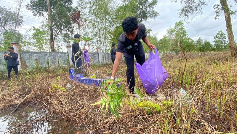 1 2 klm makam jumat kenalbu