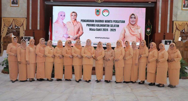 Dukung Ketahanan Keluarga dan Mitra Sejajar dalam Pembangunan 1 1 35 klm Kontrak Pemprov 15 Pengukuhan pengurus DWP Kalsel