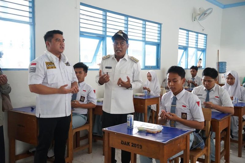 Tinjau Pelaksanaan Program Makan Bergizi di SMAN 2 Kandangan 1 Hal 12 HSS 1 3 klm 19