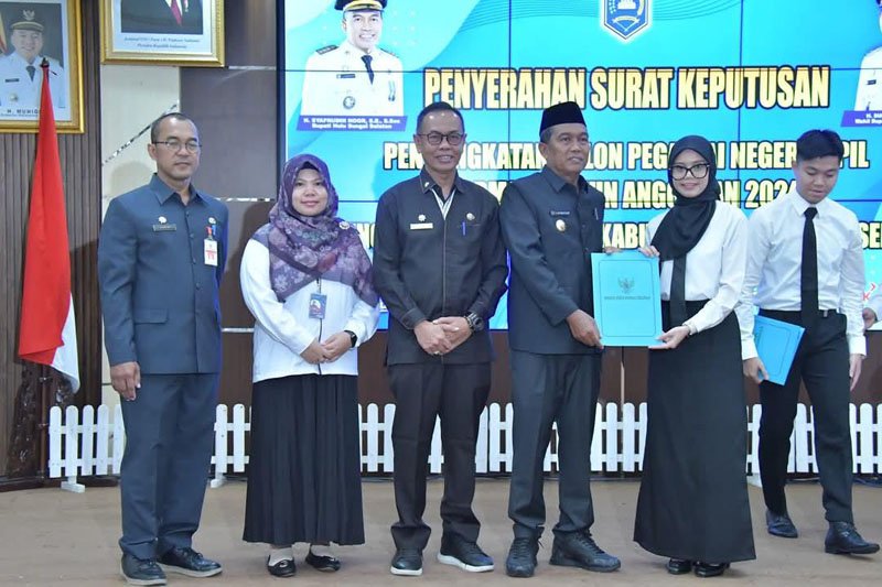 Bupati HSS Serahkan SK Pengangkatan 155 CPNS 1 Hal 12 HSS 3 klm 15