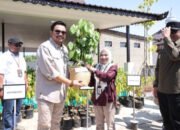 Wamen Kehutanan Serahkan Bantuan Bibit Ke Pemkab Tanbu 19 Wamen Kehutanan Serahkan Bantuan Bibit Ke Pemkab Tanbu
