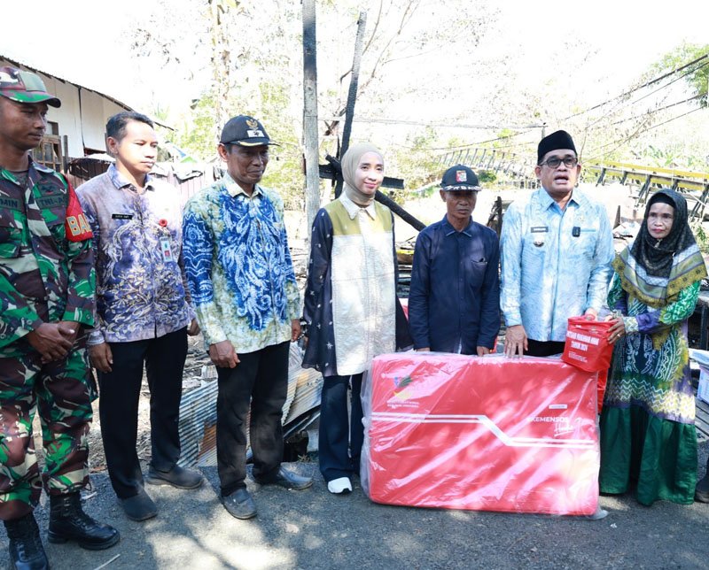 Bantuan Kebakaran di Desa Beringin Diserahkan 1 Hal 8 HSU 4 klm