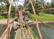 TNI dan Masyarakat Bangun Jembatan Darurat di Desa Alat HST Pasca Banjir 28 TNI dan Masyarakat Bangun Jembatan Darurat di Desa Alat HST Pasca Banjir