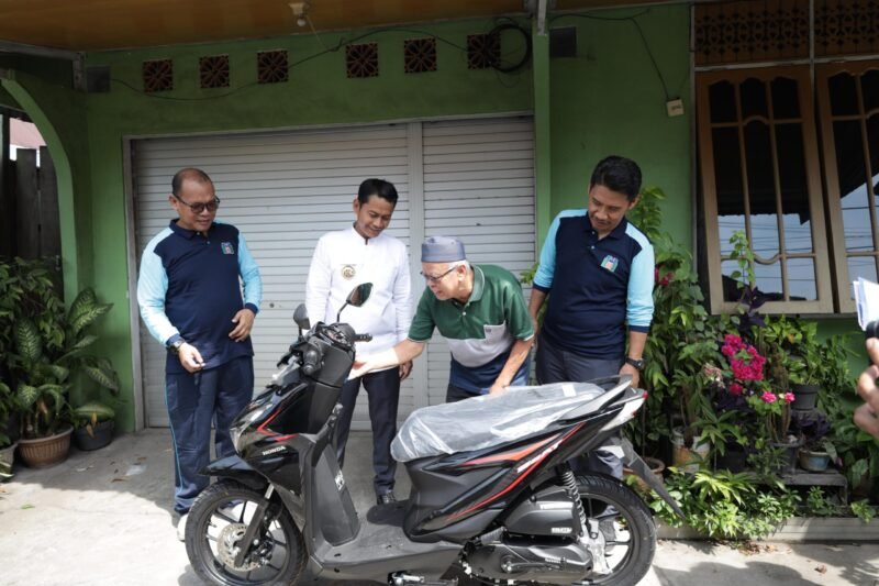 Wali Kota Banjarmasin HM Yamin Serahkan Hadiah Pelanggan Teladan PAM Bandarmasih 1 IMG 20250502 WA0029 1 scaled e1746187854189