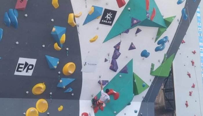 Rizky Lolos ke Babak Final Lead Putra Piala Dunia Panjat Tebing 2025