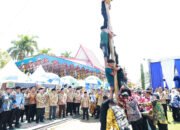 Panjat Pinang Meriahkan Puncak Peringatan Harjad 48 Panjat Pinang Meriahkan Puncak Peringatan Harjad