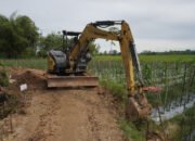 Satgas TMMD HST Genjot Pembangunan Jalan Lok Nyiur dengan Bantuan Excavator