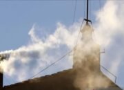 Paus Baru Terpilih pada Konklaf Hari Kedua Bersamaan Munculnya Asap Putih di Cerobong