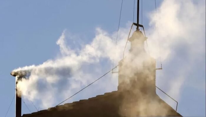 Paus Baru Terpilih pada Konklaf Hari Kedua Bersamaan Munculnya Asap Putih di Cerobong