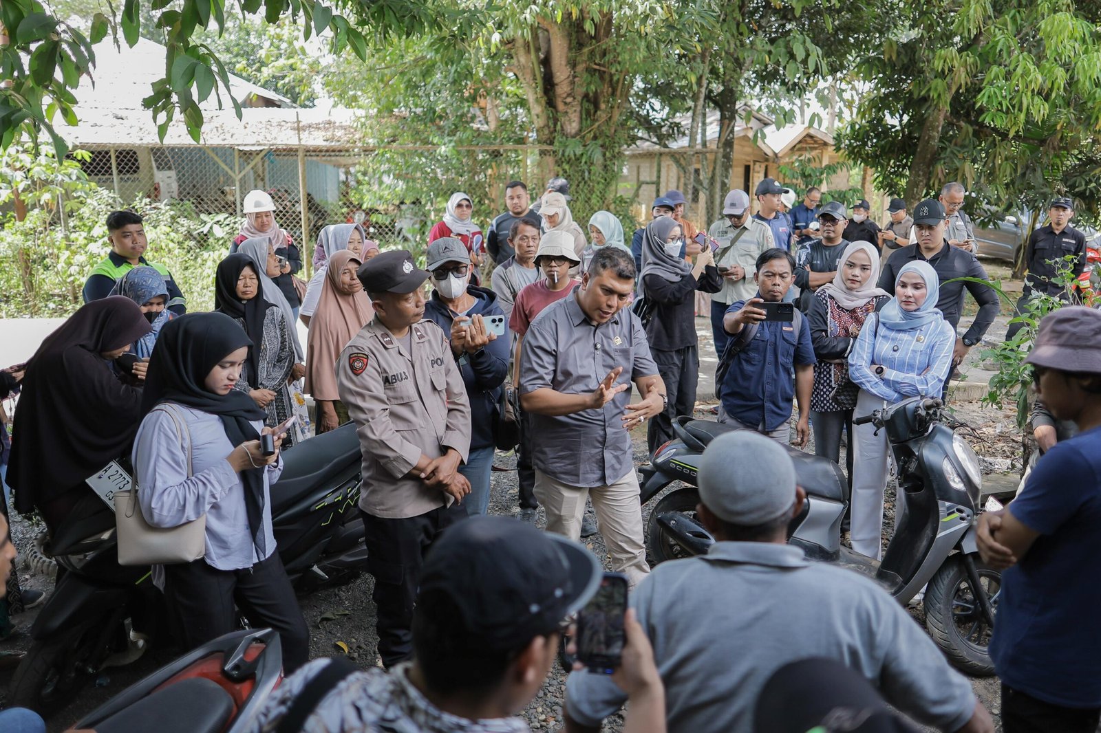 Tim Investigasi DPRD Kalsel Sidak Tambang PT MMI, Ambil Sample Air dan Pasang Alat Pengukur Udara juga Kebisingan 1 IMG 20250509 WA0037 scaled