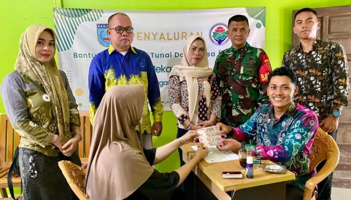 Belasan Warga Mekar Sari Terima BLT Tahap V