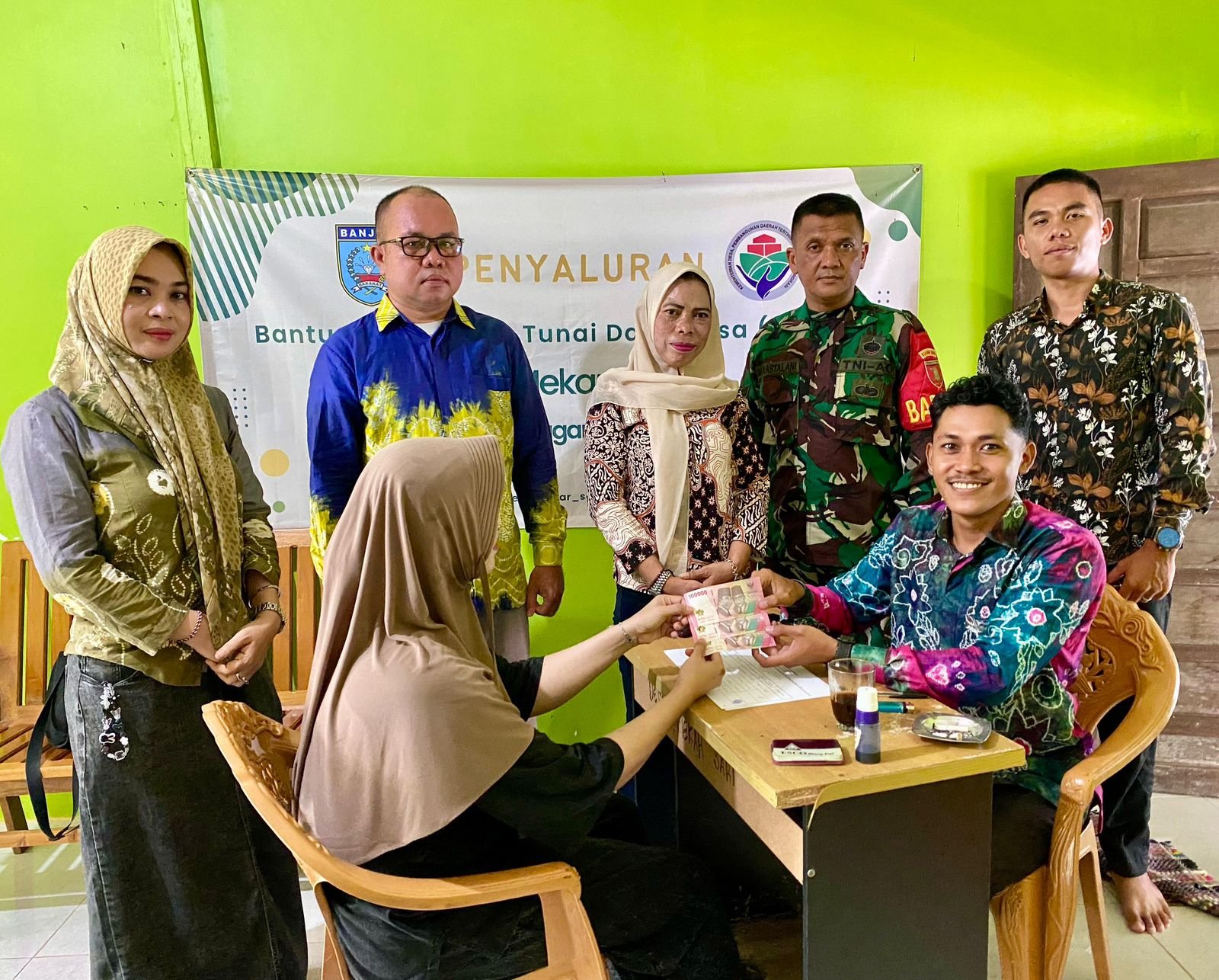 Belasan Warga Mekar Sari Terima BLT Tahap V 1 IMG 20250515 WA0049