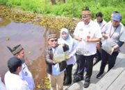 Gubernur Tebar Benih Ikan di Danau Tahai. 13 Gubernur Tebar Benih Ikan di Danau Tahai.