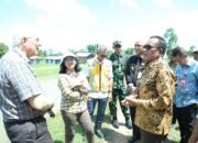 Bupati HSU Sahrujani Dampingi Dirjen Lahan dan Imigrasi Pertanian Tinjau Polder Alabio 41 Bupati HSU Sahrujani Dampingi Dirjen Lahan dan Imigrasi Pertanian Tinjau Polder Alabio