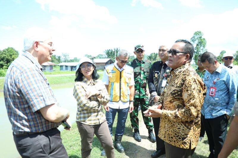 Bupati HSU Sahrujani Dampingi Dirjen Lahan dan Imigrasi Pertanian Tinjau Polder Alabio 1 IMG 20250522 WA0068 scaled e1747922276982