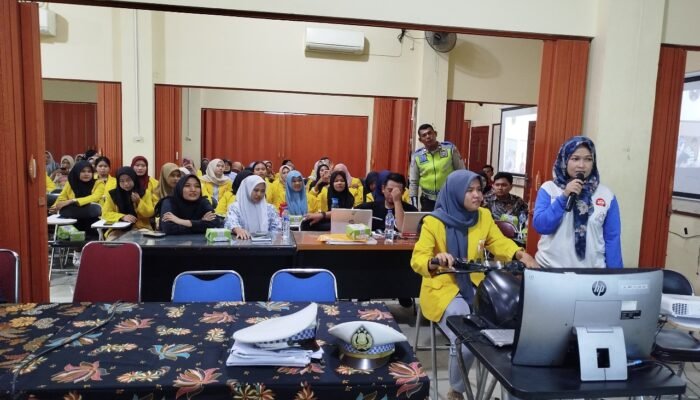 Ribuan Kartini Masa Kini Belajar Safety Riding dengan Berbagai Simulasi Berkendara