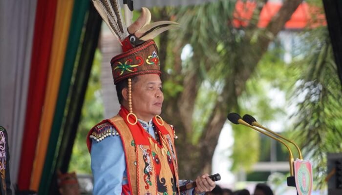Gubernur Peroleh Gelar Adat Dayak di Puncak HUT Kalteng