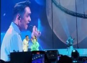 Penonton Dibuat Histeris Saat Rossa - Afgan Bawakan Terlalu Cinta di Bawah Panggung 46 Penonton Dibuat Histeris Saat Rossa – Afgan Bawakan Terlalu Cinta di Bawah Panggung