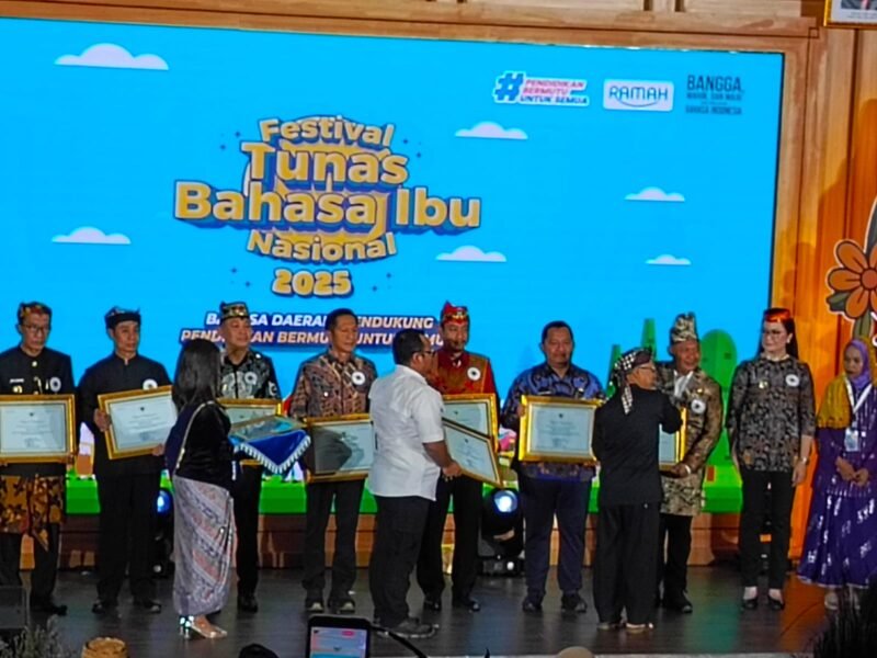 Bupati HST Terima Penghargaan Revitalisasi Bahasa Daerah dari Mendikdasmen 1 IMG 20250526 WA0004 e1748243314125