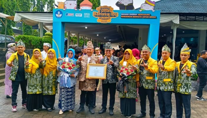 Bupati HST Terima Penghargaan Revitalisasi Bahasa Daerah dari Mendikdasmen 3 IMG 20250526 WA0005