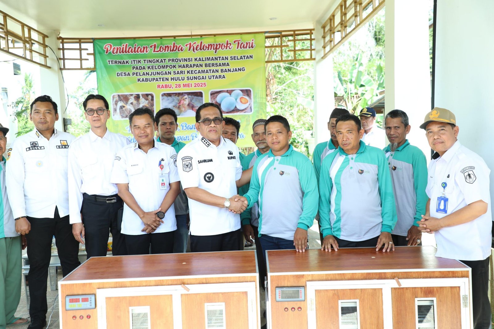 Serahkan Bantuan Mesin Tetas, Bupati Harapkan Usaha Ternak Semakin Maju 1 IMG 20250529 WA0040 scaled