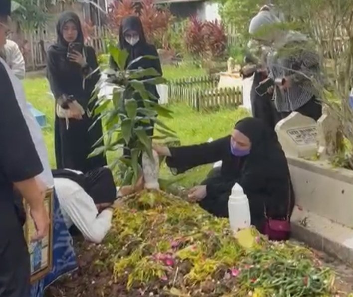 Pejabat di Kalsel Ikut Salatkan Jenazah Mantan Dirut PAM Bandarmasih 1 IMG 20250503 070841