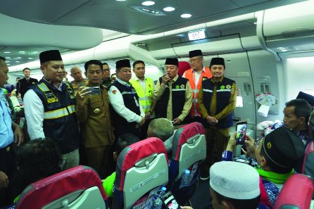 Dari Dalam Pesawat, Gubernur Berangkatkan 1 haj 1
