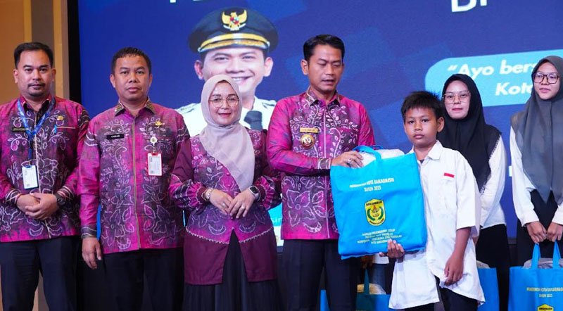 hal 6 wali kota serahkan bantuan