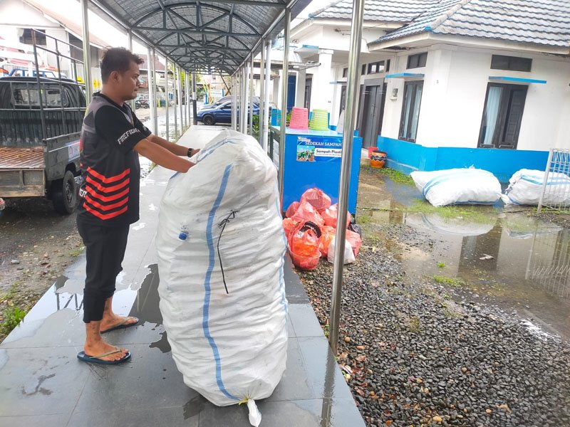 Mas Pitung, Gerakan Sekolah Ramah Lingkungan dan Literasi Keuangan Terintegrasi di Banjarbaru 1 5 Sampah