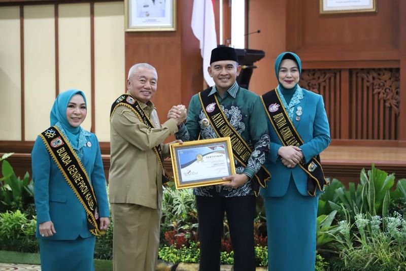 Bupati dan Ketua TP PKK Tala Dikukuhkan Sebagai Ayah/Bunda Generasi Berencana 1 Hal 2 Tala 1 3 klm 15