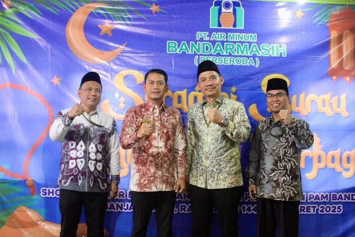 Dewan Kota Banjarmasin Hormati Keputusan Mundurnya Dirut PAM Bandarmasih 1 Hal 5 3 KLm Foto Kebersamaan dengan Walikota bersama Para Direksi PT AM