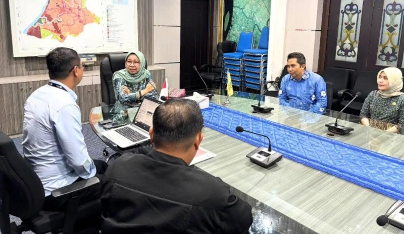 Mewakili Wali Kota Banjarmasin Kepala Dinas Komunikasi Informatika dan Statistik (Diskominfotik) menerima Audiensi 1 Hal 5 35 KLm Kontrak 2