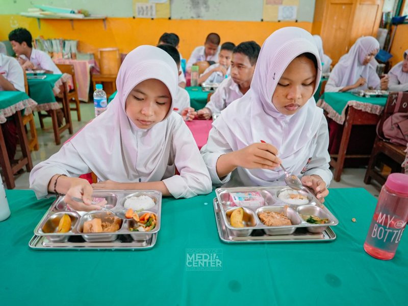 Banjarbaru Luncurkan Program Makan Bergizi Gratis untuk Pelajar 1 Hal 6 3 KLM BJB 2