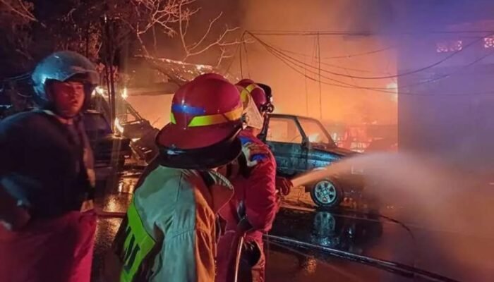 Enam Rumah, Dua Mobil dan Sepeda Motor Ludes Terbakar di Muara Teweh