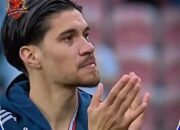 Tangis Haru Kevin Diks Berpisah dengan Suporter Copenhagen, Sudah Tiba di Jakarta 29 Tangis Haru Kevin Diks Berpisah dengan Suporter Copenhagen, Sudah Tiba di Jakarta